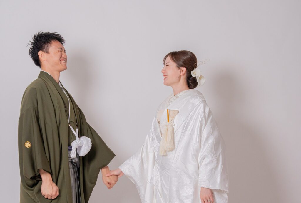 和装の新郎新婦がファーストミートにたじたじ。白無垢、和装ヘア