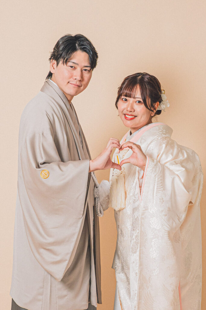 和装の新郎新婦が2人の手でハートを作る令和ショット