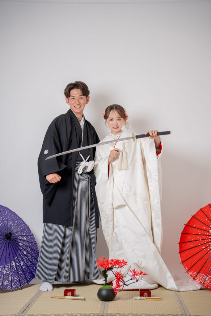 和装の新郎新婦がたくさんの小物を活用して楽しく撮影!番傘、盆栽、畳、升、おもちゃの刀