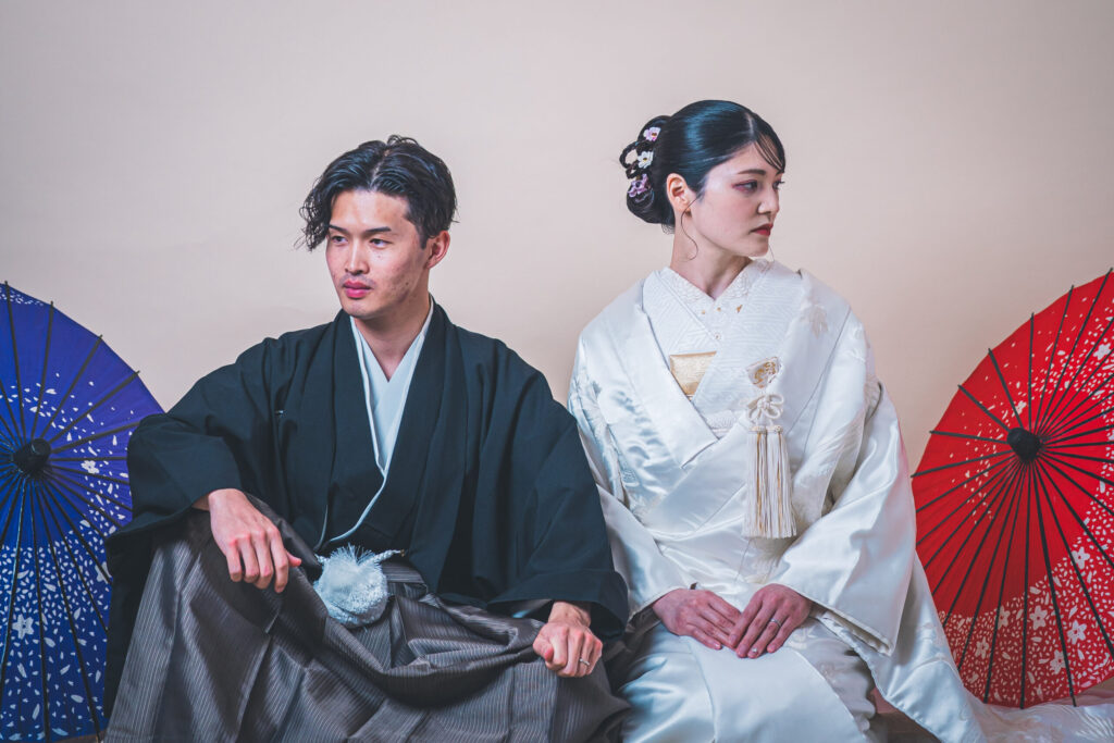 和装の新郎新婦の座り目線外しショット。
笑わず真顔格好いい一枚。紋付き袴、白無垢