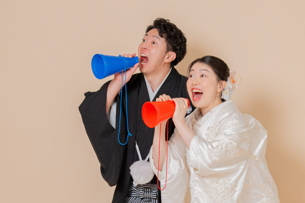 和装の新郎新婦がメガホンで愛の誓い!?本気の表情と和装のGAPが素敵。他と被らない特別なショット