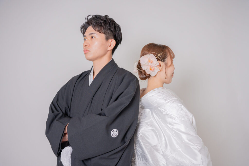 和装の新郎の背中合わせショット。
あえて目線を外して腕組で格好よく。
新婦のヘアもよく見えて素敵