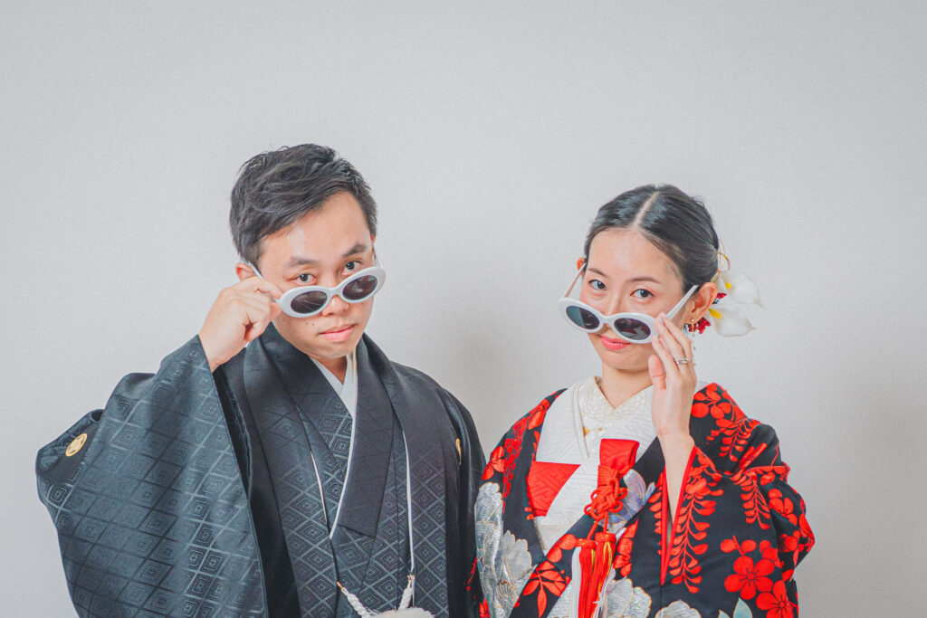 和装の新郎新婦がお揃いのサングラス
紋付き袴、黒地に赤い刺繍の豪華な色打掛