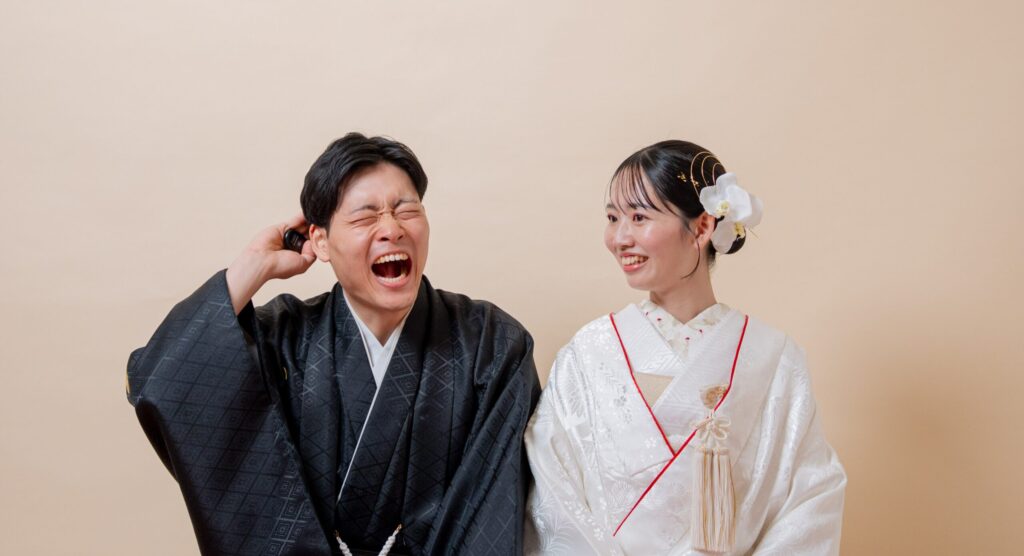和装の新郎の笑顔が素敵な2ショット。紋付き袴、白無垢