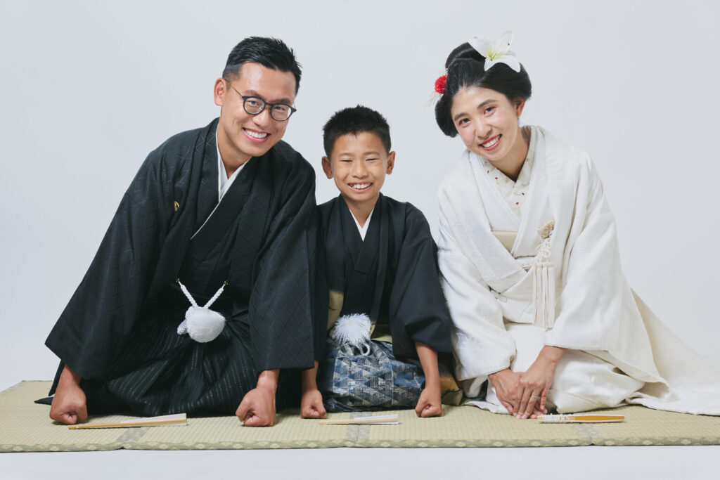 和装の新郎新婦とかっこいい袴姿の息子さんとの3人そろった家族写真。
家族そろって笑顔がまぶしい
紋付き袴、白無垢、日本髪、子ども袴