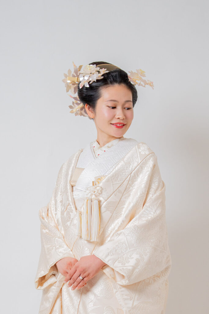 白無垢新婦の目線外しショット。
美しい日本髪