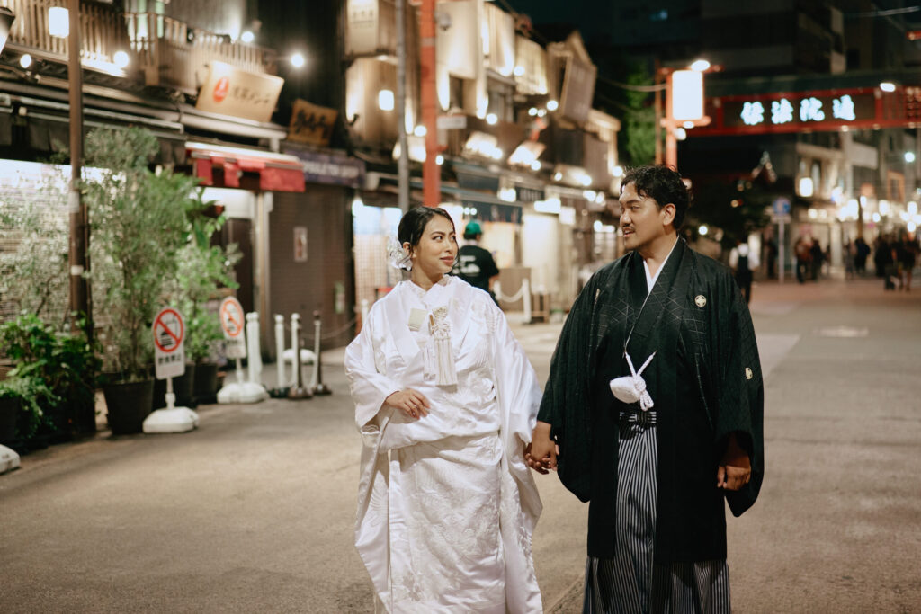 和装の新郎新婦が夜の浅草で、ナイトロケーションフォト撮影。紋付き袴、白無垢。