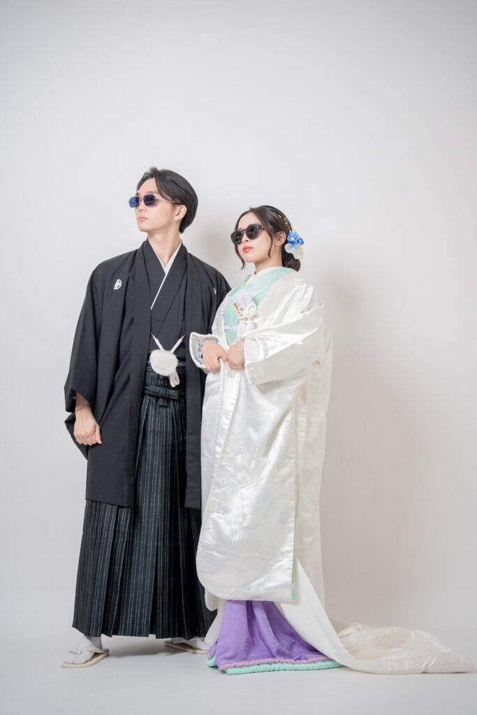 和装の2人がサングラスをかけおふざけだけど真顔の2ショット