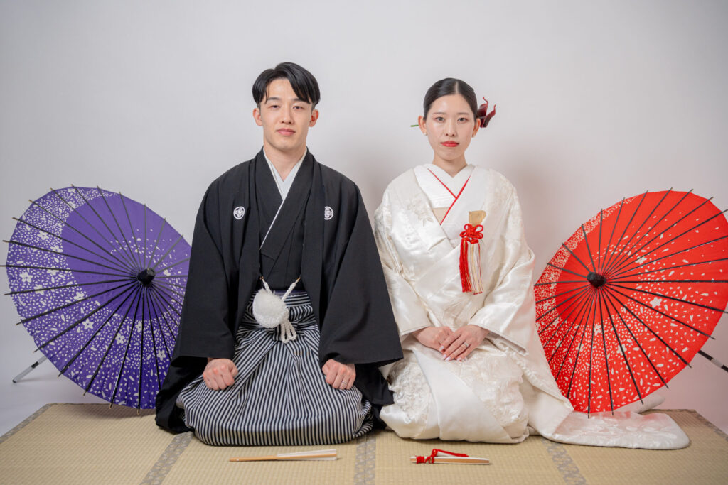和装の2人が畳に座って真顔ショット
