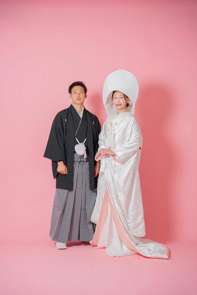 和装の新郎新婦が正面を向いた王道2ショット。紋付き袴、白無垢。