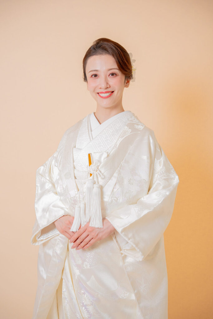笑顔がまぶしい、和装新婦のソロショット。白無垢