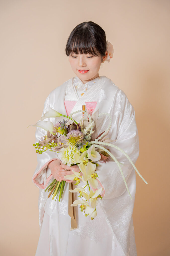 和装新婦が洋風ブーケを持ったソロショット。白無垢