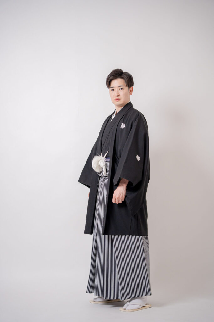 和装の新郎が真顔ショット。紋付き袴