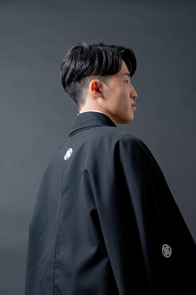 和装の新郎の横顔真顔ショット。紋付き袴