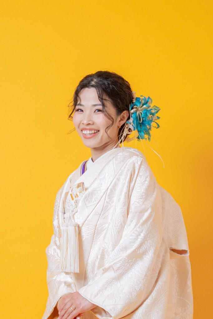鮮やかなブルーの花とリボンが目を惹くポップで個性的な和装ヘアアレンジ