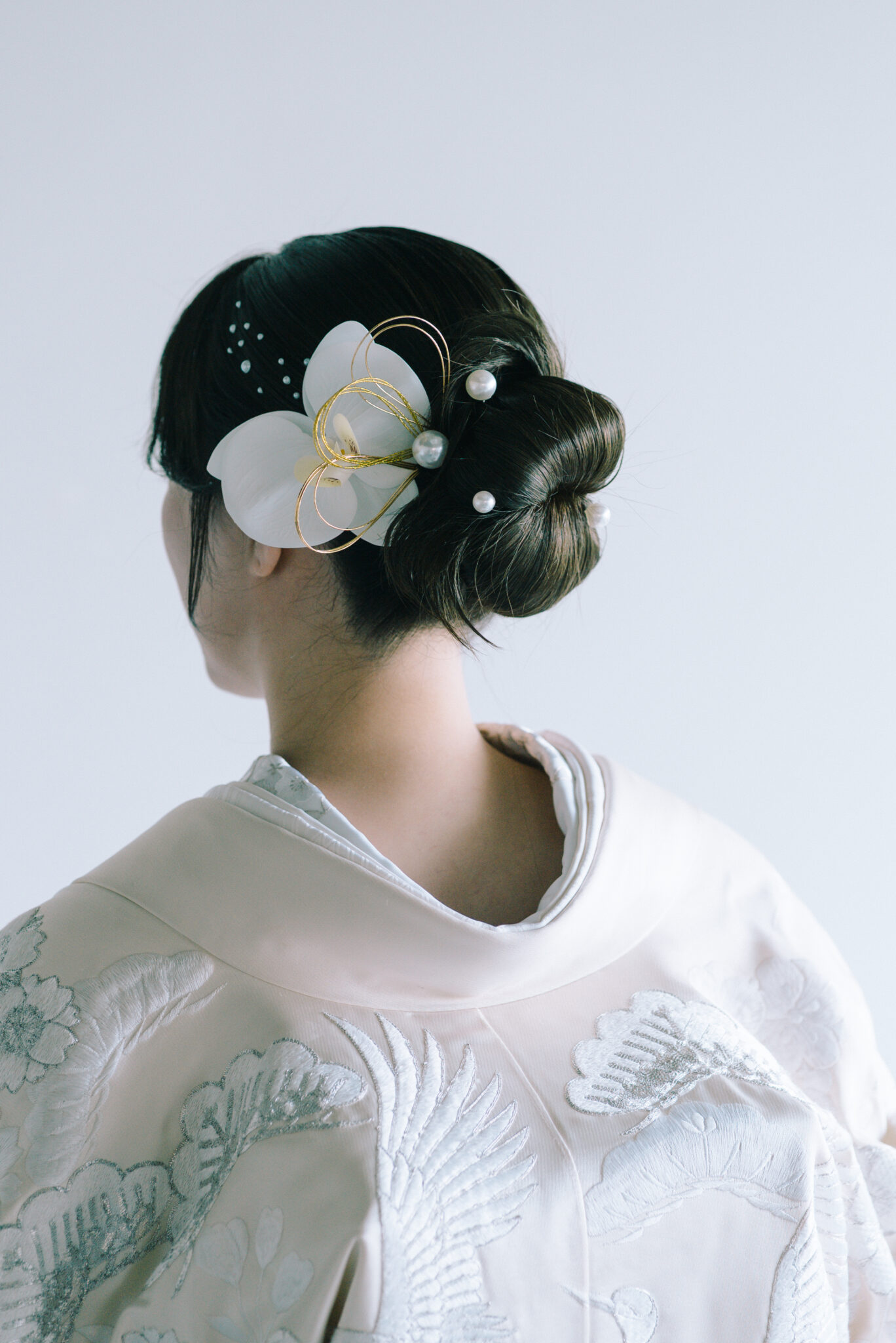 白無垢に合わせた和装ヘアスタイル 胡蝶蘭とパールのヘアアクセ 和装前撮りヘア 名古屋