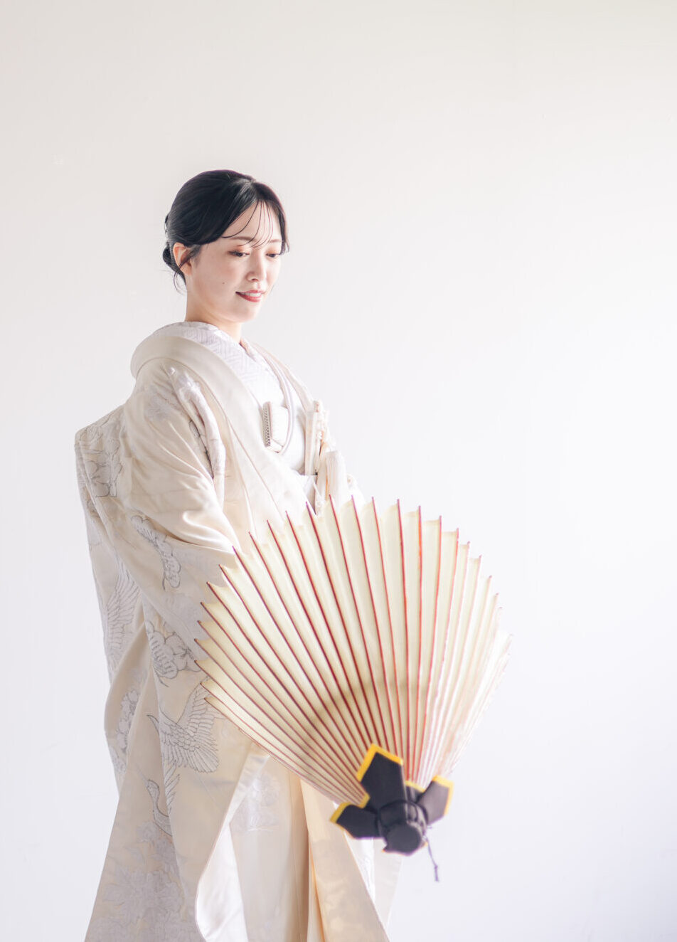 白無垢の花嫁が白い番傘を持って立っている和装前撮りショット 名古屋