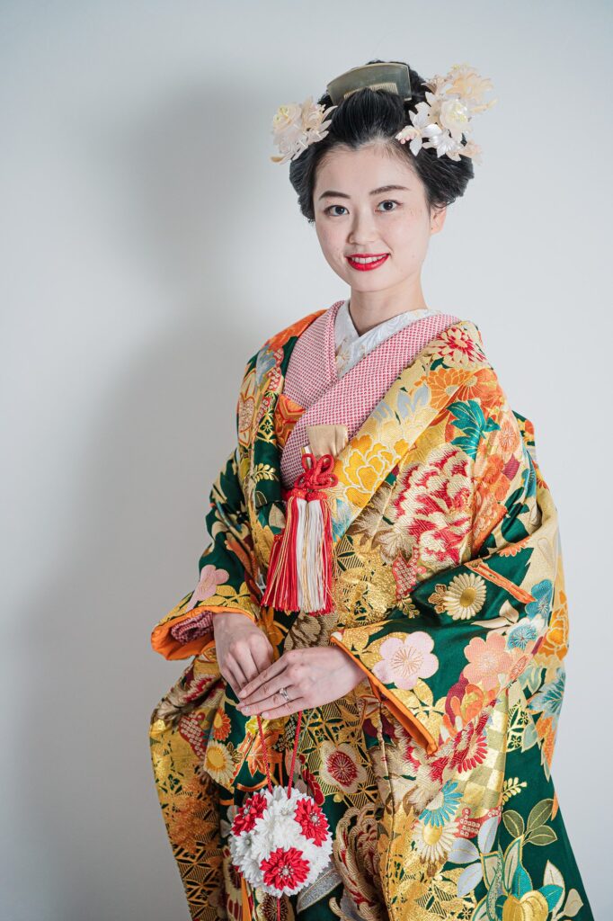 緑と金の華やかな色打掛に日本髪を合わせて微笑む花嫁の和装前撮り