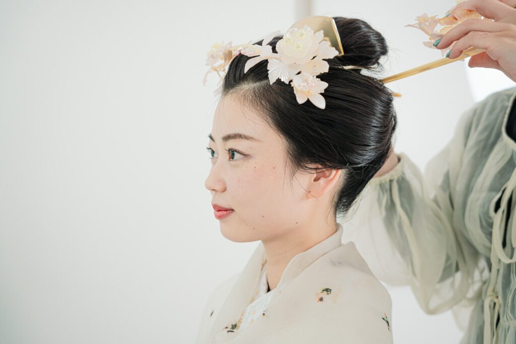 浅草の和装前撮りスタジオで日本髪に花かんざしを合わせた花嫁の横顔